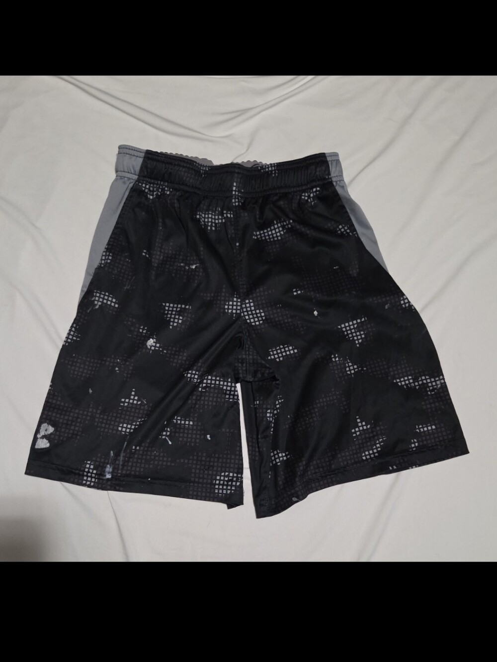Under Armour Boys medium black patterned basketball shorts #20